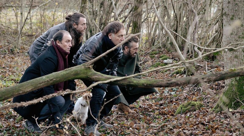 Rocco (Marco Giallini, re.) und seine römischen Halbweltfreunde Sebastiano (Francesco Acquaroli), Furio (Mirko Frezza) und Brizio (Tullio Sorrentino) haben im Friaul den Verdächtigen gefunden. – Bild: ARD Degeto/​Beta Film/​Rai Fiction/​Daniele Mantione 2016