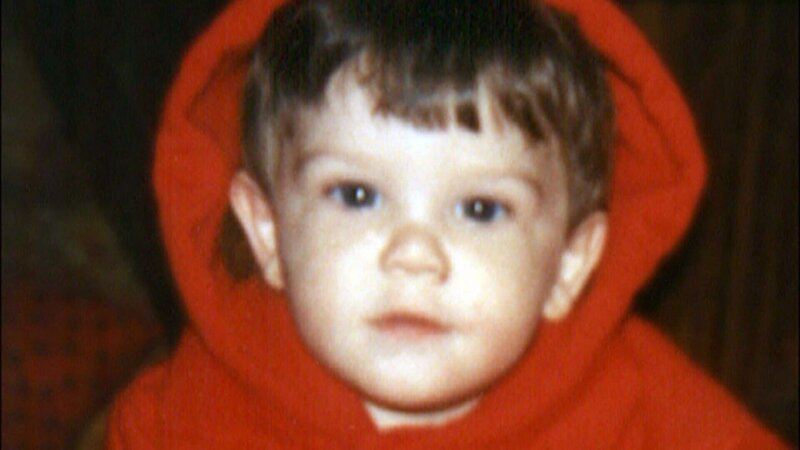 Im November 1990 stirbt der 2-jährige Billy (Foto) scheinbar an den Folgen eines Treppensturzes … – Bild: RTL II