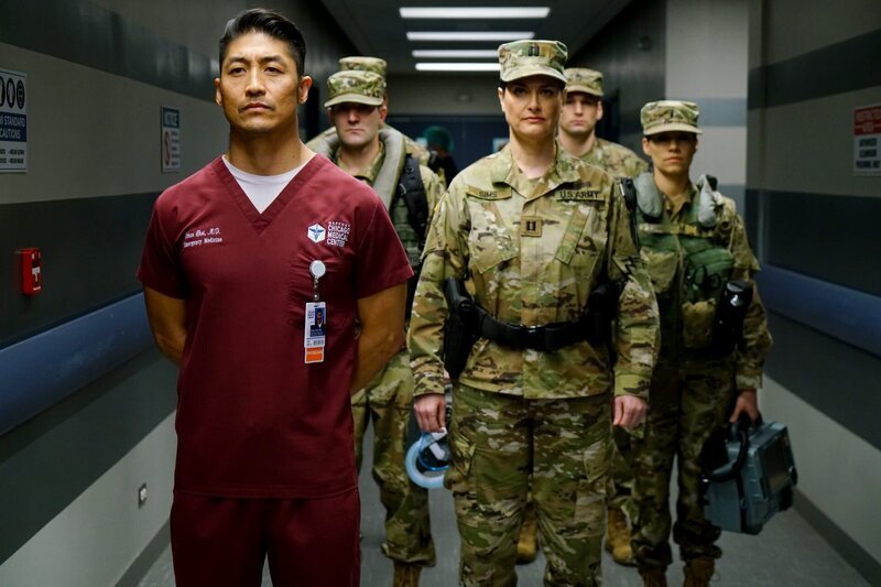 Er kommt dem Militär in die Quere: Brian Tee als Dr. Ethan Choi (l.) – Bild: NBCUniversal Media, LLC/​NBC