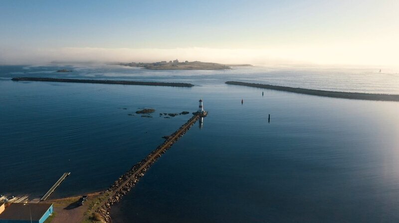 Die verlassene Fischerinsel Ile aux Marins liegt nur wenige Kilometer vor der Hafenstadt Saint-Pierre. – Bild: NDR/​Florianfilm