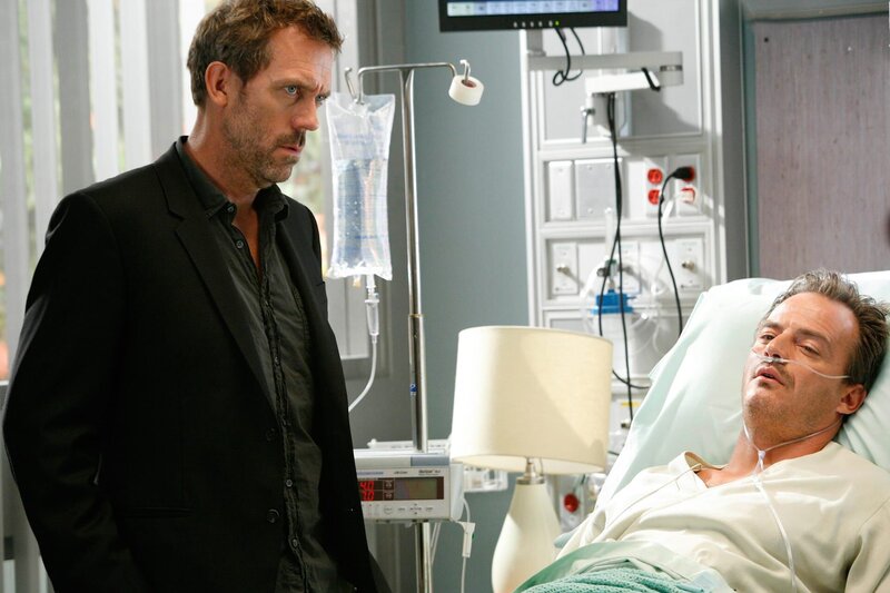 „Dr. House“, „Endlich Mutter?.“ Jerry Hermon wird im Princeton Plainsboro aufgenommen, da er unter Blackouts leidet und sich an stundenlange Zeitspannen nicht erinnern kann. Als sich herausstellt, dass Hermon auch Schlafwandler ist, beobachten Taub und Dreizehn den Patienten in seinem gewohnten Umfeld und machen eine überraschende Entdeckung. Inzwischen nimmt Cuddy Kontakt mit Becca, der Mutter ihres zukünftigen Adoptivkindes, auf.Im Bild (v.li.): Hugh Laurie (Dr. Gregory House), Salvator Xuereb (Jerry Harmon). – Bild: Universal TV