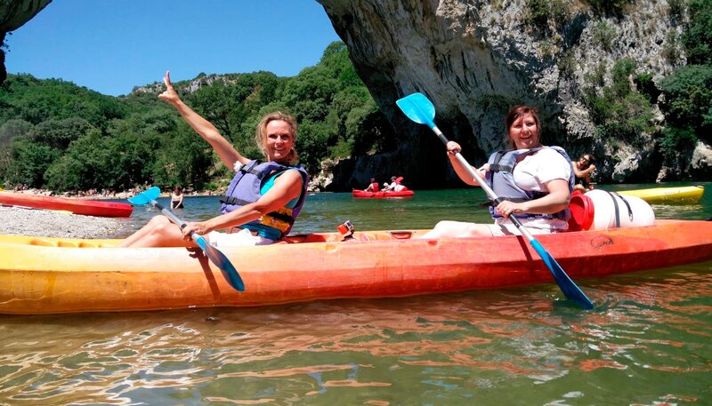 Der Fluss Ardèche. Die Ardèche ist ein Fluss in Frankreich, der in den Regionen Auvergne-Rhône-Alpes und Languedoc-Roussillon-Midi-Pyrénées verläuft. Im Vordergrund die Passagierinnen Babsi Geller und Christine Bauer vor dem natürlichen Felsentor Pont d’Arc. – Bild: Bewegte Zeiten GmbH/​Lia Jaspers