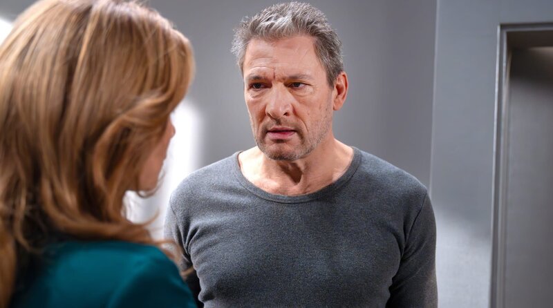 Christoph (Dieter Bach, r.) fürchtet, dass Alexandra (Daniela Kiefer, l.) ihn nicht weiter als Anwältin vertreten will. – Bild: ARD/​WDR/​Thomas Neumeier