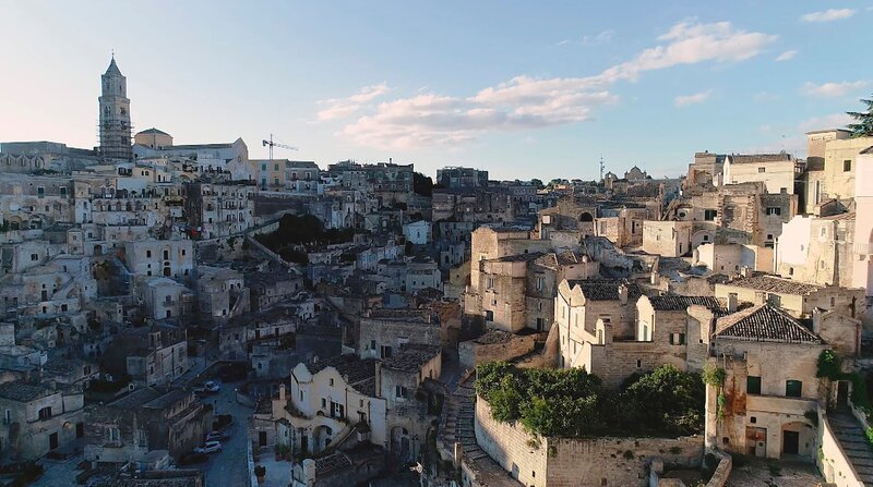 In der Basilikata, an der Grenze Apuliens, liegt Matera. Die Kleinstadt ist Kulturhauptstadt 2019. – Bild: BR/​Casei Media GmbH/​NDR