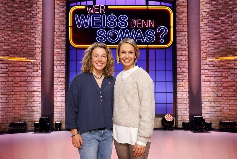 Die Kandidatinnen dieser Sendung: Die ehemalige Biathletin Laura Dahlmeier (li.) und die ehemalige Biathletin Magdalena Neuner (re.). – Bild: ARD/​Morris Mac Matzen