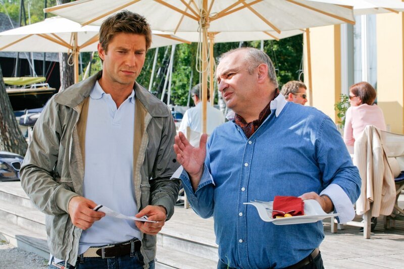 Sven Hansen (Igor Jeftic, l.) ist überrascht von den Beobachtungen von Maximilian Volkert (Sigi Zimmerschied, r.). – Bild: ORF/​ZDF/​Christian A. Rieger