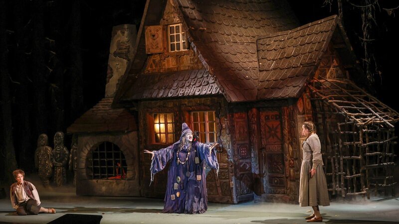 Annelie Sophie Müller (Hänsel), Ulrike Steinsky (Die Knusperhexe), Hedwig Ritter (Gretel). – Bild: ZDF und ORF/Voksoper Wien/Barbara Pálffy Annelie Sophie Müller (Hänsel), Ulrike Steinsky (Die Knusperhexe), Hedwig Ritter (Gretel). – Bild: ZDF und ORF/Voksoper Wien/Barbara Pálffy