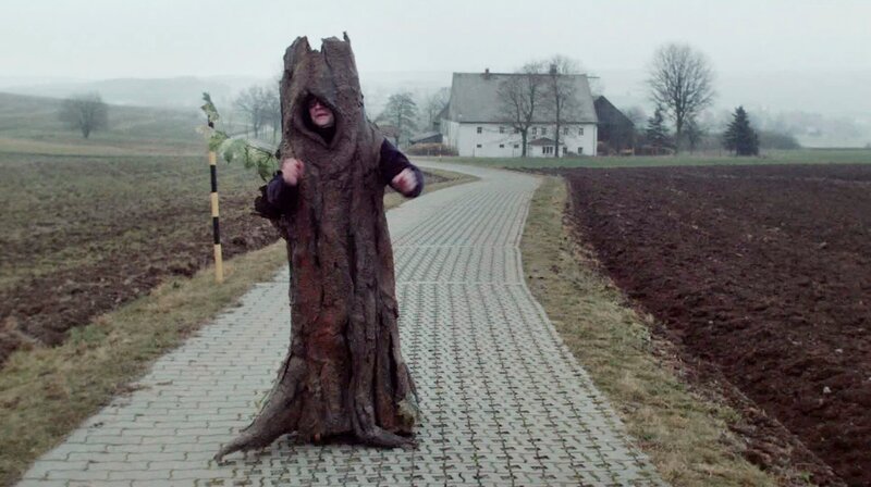 Ein Baum wandelt durch Hammerthal. – Bild: MDR/​Chemnitzer Filmwerkstatt