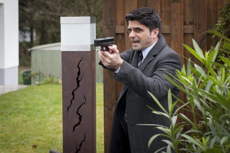 Steht einem scheinbar von den Toten Auferstandenem gegenüber: Andreas (Maximilian Grill) … – Bild: SAT.1 /​ Martin Rottenkolber