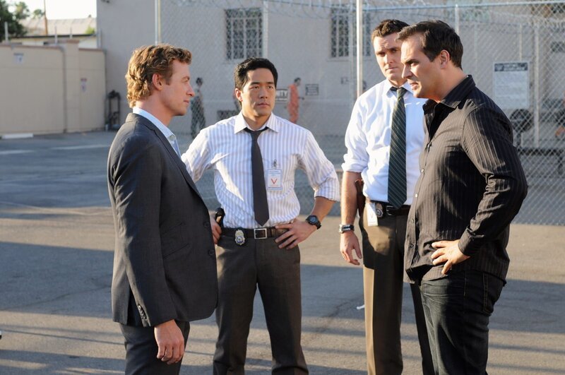 Arbeiten an einem alten Fall, der wieder aufgerollt werden soll, um die Unschuld von Jared (Todd Stashwick, r.) zu beweisen: Wayne Rigsby (Owain Yeoman, 2.v.r.), Kendall Cho (Tim Kang, 2.v.l.) und Patrick Jane (Simon Baker, l.) … – Bild: Warner Bros. Television