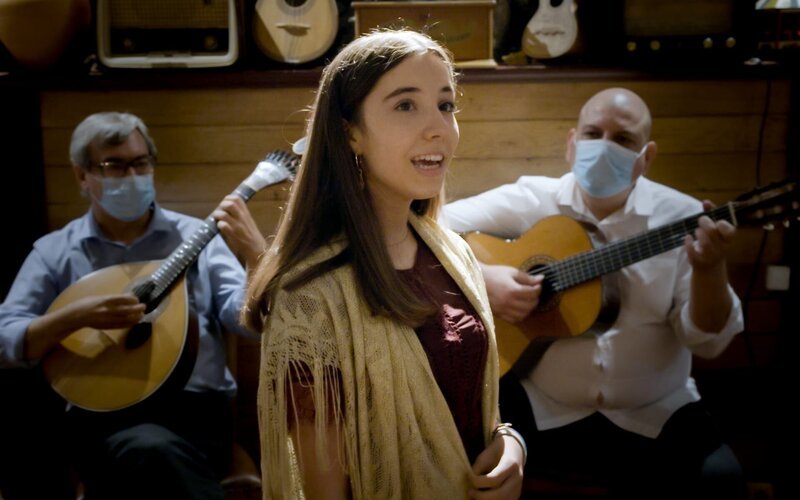 Inês bei ihrem großen Auftritt im Fado-Haus „O Fado“ im Herzen des historischen Zentrums von Porto. – Bild: SWR/​Gigaherz GmbH