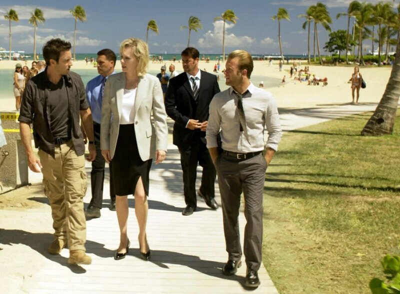 Der Computerspezialist und Ex-NSA-Mitarbeiter Roland wird auf dem Weg zu einem Termin auf einem Stützpunkt der Air Force brutal entführt. Steve McGarrett (Alex O’Loughlin, l.) und Danny Williams (Scott Caan, r.) beginnen mit den Ermittlungen, doch kann Governor Pat Jameson (Jean Smart, M.) ihnen weiterhelfen? – Bild: CBS Studios Inc.
