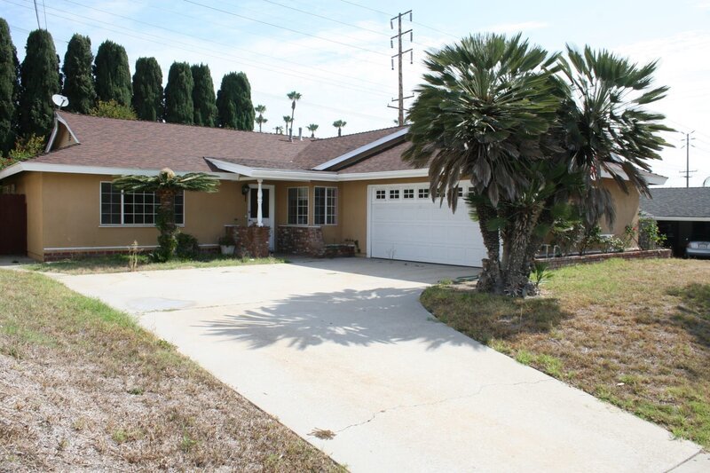 Pete DeBest holt seinen Kumpel Tarek mit an Bord einer Renovierung eines Schnäppchenhauses in La Habra, Kalifornien. Stemmen die beiden die Renovierung oder stellen sich ihnen unvorhersehbare Probleme in den Weg? – Bild: HGTV/​Scripps Networks, LLC.