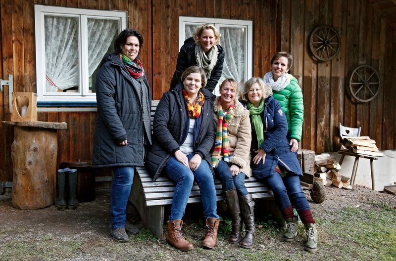 v.li. Maren Bornheimer-Schwalbach, Magdalena Zelder, Anja Kurz, Annette Aller, Jutta Kurz und Margarete Schwär. – Bild: SWR/​megaherz/​Anne Deiß