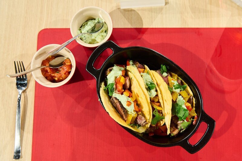 Fajitas mit Steak-Tranchen, Paprikagemüse, Tomaten-Chili-Salsa und Guacamole & Mango-Smoothie von Dietmar Sahli – Bild: ZDFneo