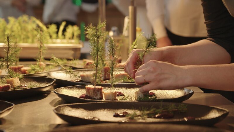 Detailaufnahme von Fleisch in der Vorbereitung des Vollmunds-Dinner am Dechantteich – Bild: ServusTV /​ Südkino