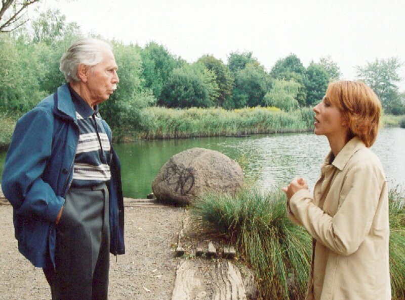 MDR Fernsehen IN ALLER FREUNDSCHAFT FOLGE 205, „Isoliert“. Pia (Hendrikje Fitz) und Opa Friedrich (Fred Delmare) merken, dass etwas nicht stimmt: Charlotte und Roland verhalten sich äußerst merkwürdig und weihen die Familie nicht ein … – Bild: MDR/​Peter Krajewski