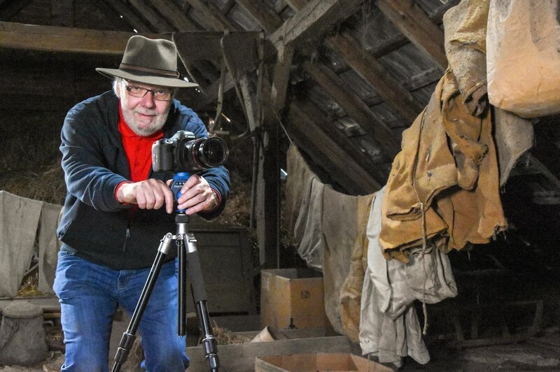Fotograf und Bürgermeister a.D. Franz Krestan betreibt „lost place“ Fotografie. – Bild: ORF
