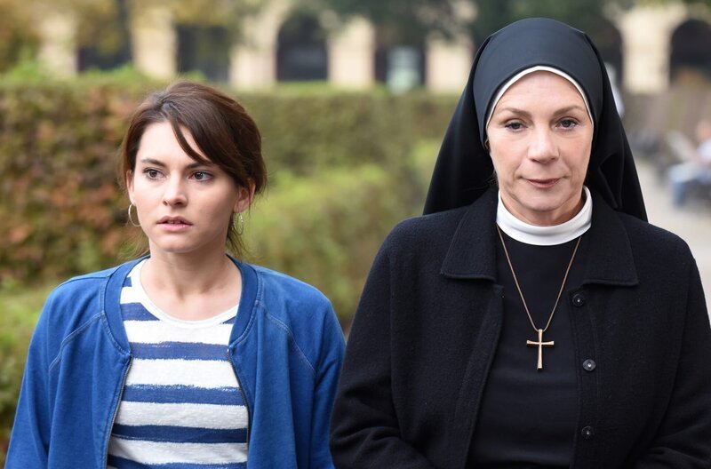 Sina (Romina Küper, l.) taucht überraschend im Kloster auf und gesteht der verblüfften Mutter Oberin (Nina Hoger, r.), dass sie Novizin werden will. – Bild: ARD/​Barbara Bauriedl