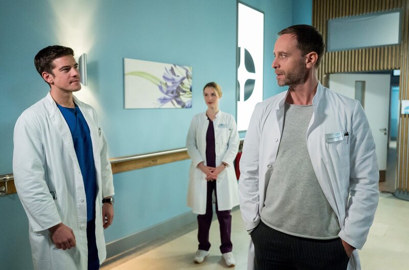 Ben (Philipp Danne, l.) und Julia (Mirka Pigulla, M.) suchen das Gespräch mit Dr. Kai Hoffmann (Julian Weigend, r.). – Bild: ARD/​Jens Ulrich Koch