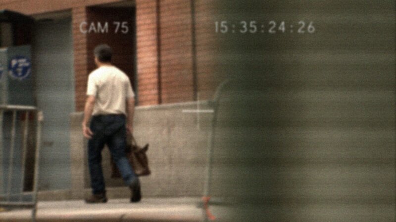 Surveillance footage of the target. – Bild: WIDE-EYED ENTERTAINMENT/​ Olivia King