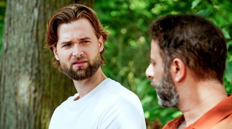 Mo (Yunus Cumartpay, r.) will seinen Duft zurückzuziehen, doch Simon (Thore Lüthje, l.) hat die Idee, dass Mo anonym beim Wettbewerb teilnimmt. – Bild: NDR