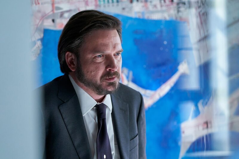Detective Sergeant Henry Graff (Aden Young) – Bild: Steve Wilkie /​ UNIVERSAL /​ Die Verwendung ist nur bei redaktioneller Berichterstattung im Rahmen einer Programmankündigung ab 2 Monate vor der ersten Auss /​ © LOTCI Season 1 Inc., 2024