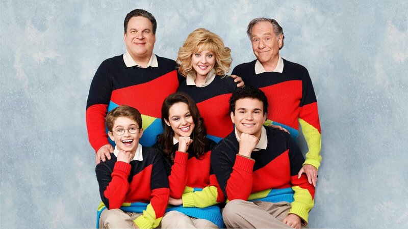 v.li.: Adam Goldberg (Sean Giambrone), Murray Goldberg (Jeff Garlin), Erica Goldberg (Hayley Orrantia), Beverly Goldberg (Wendi McLendon-Covey), Barry Goldberg (Troy Gentile), Albert ‚Pops‘ Solomon (George Segal). – Bild: Sony Pictures Television Inc.