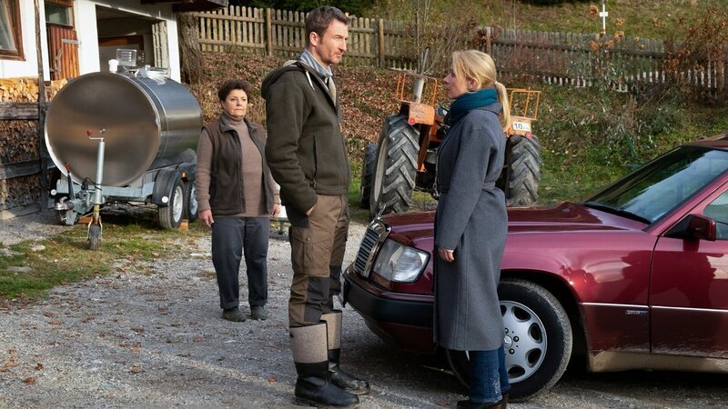 Der Bergdoktor Staffel 14 Folge 14 Schmerzhafte Trennung: Monika Baumgartner als Lisbeth Gruber, Heiko Ruprecht als Hans Gruber, Natalie O’Hara als Susanne Dreiseitl – Bild: SRF/​ZDF/​Erika Hauri