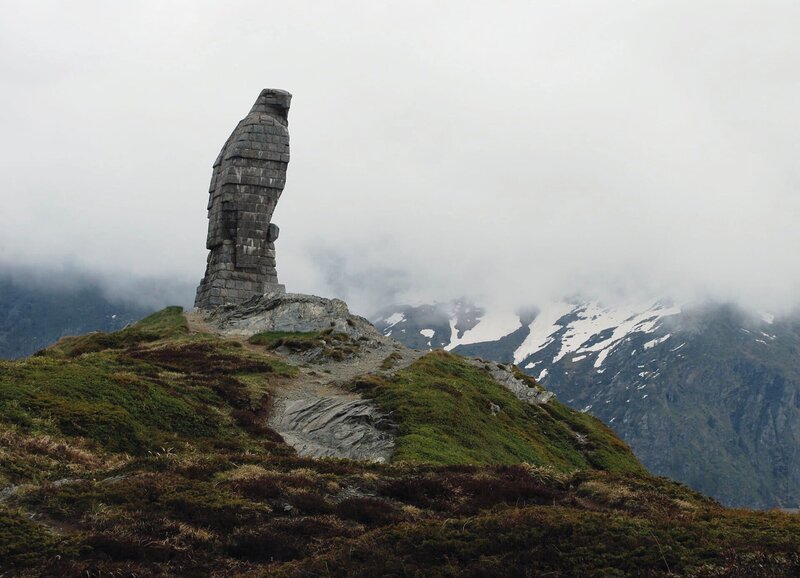 SRF bi de Lüt Wunderland Staffel 3, Episode 8 Der Adler ist das Wahrzeichen des Simplons: Er ist das Denkmal für die Gebirgsbrigade im 2. Weltkrieg. – Bild: SRF