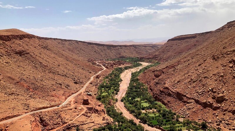 An der Gebirgskette des Hohen Atlas bewohnen seit Jahrhunderten Berberfamilien die Canyonschluchten und kultivieren die Flussläufe mit Dattel-, Oliven- und Mandelbäumen. – Bild: BR/​NDR/​Sebastian Bellwinkel