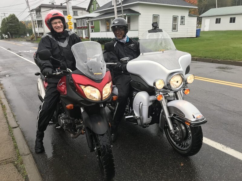 Passagier Raul Kraaier (von Beruf Flusskreuzfahrtkapitän, rechts im Bild) unternimmt in Trois-Rivières, Kanada, mit Kapitän Elmar Mühlebach einen Motorrad-Ausflug. – Bild: Bewegte Zeiten Filmproduktion GmbH/​BR/​David Enge