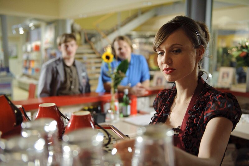 Bea (Nadja Becker, r.) hat anonym Blumen bekommen. Während sie sich darüber freut, sind sich Nils (Oliver Fleischer, M.) und Hannes (Tino Mewes, l.) sicher, dass der Absender ein richtiger Feigling sein muss. Sie versuchen herauszubekommen, wer er ist … – Bild: SAT.1 /​ Frank Dicks Eigenproduktionsbild frei