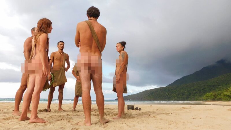 Jeff and Laura talk to Duke, Gabrielle, Riley and James on the beach. – Bild: Discovery Communications