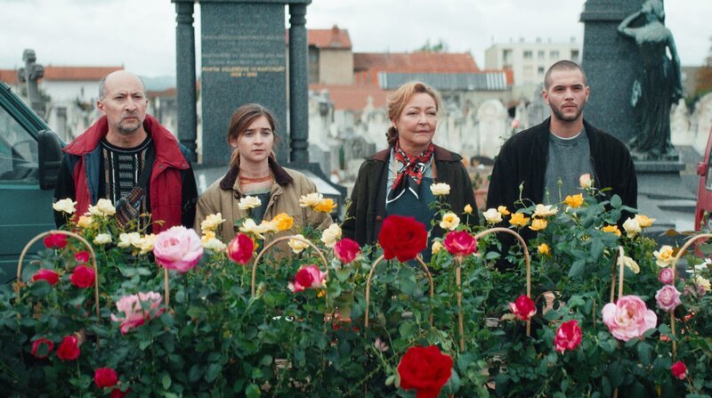 Madame Vernet (Catherine Frot) mit ihrem neuen Helfer-Trio: Nadège (Marie Petiot, 2. li.), Samir (Fatsah Bouyahmed) und Fred (Melan Omerta, re.). – Bild: ARD Degeto/Neue Visionen Filmver Madame Vernet (Catherine Frot) mit ihrem neuen Helfer-Trio: Nadège (Marie Petiot, 2. li.), Samir (Fatsah Bouyahmed) und Fred (Melan Omerta, re.). – Bild: ARD Degeto/Neue Visionen Filmver
