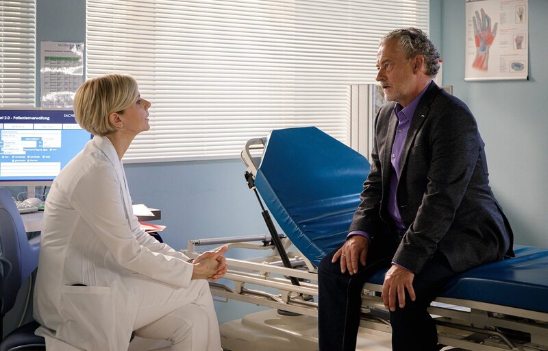 Es hat sich rausgestellt, dass Klaus Ritter (Rolf Kanies) einen leichten Bandscheibenvorfall hat. Als sich ausgerechnet die attraktive Dr. Globisch (Andrea Kathrin Loewig) um ihn kümmert, ist Klaus sofort wieder im flirtiven Modus. – Bild: MDR/​Rudolf Wernicke