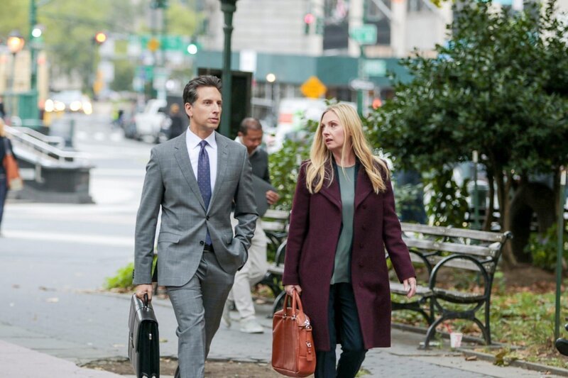 Ben Shenkman (Roger Gunn), Hope Davis (Jill Carlan). – Bild: ORF/​Disney/​ABC/​Giovanni Rufino