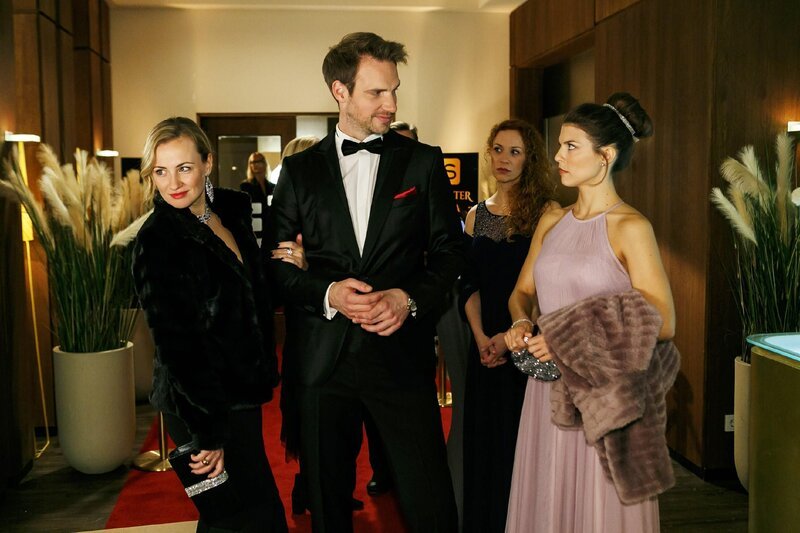 Als Pauline (Maike Johanna Reuter, r.) auf die Silvestergala geht, stellt sie ernüchtert fest, dass sie sich nur etwas vorgemacht hat – Damians (Christian Feist) Interesse gilt nicht ihr, sondern Isabelle (Ania Niedieck, l.). – Bild: RTL Deutschland