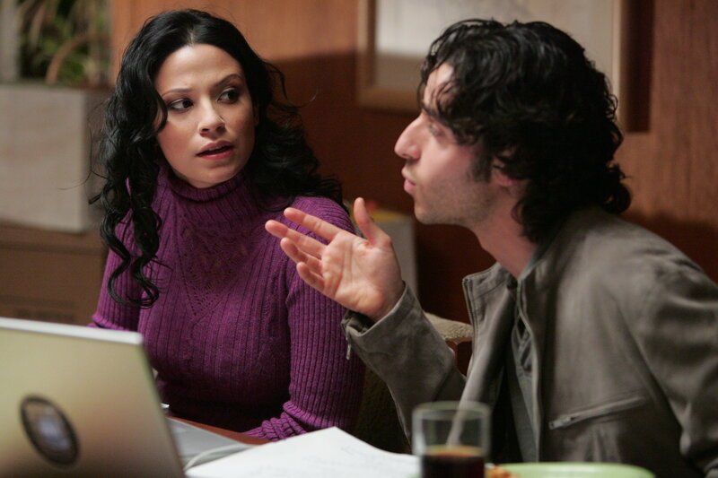 Arbeiten an schwierigen Berechnungen: Amita (Navi Rawat, l.) und Charlie (David Krumholtz, r.) … – Bild: Paramount Network Television