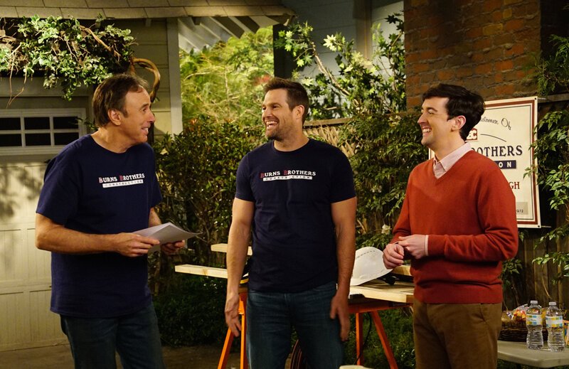 (v.l.n.r.) Don Burns (Kevin Nealon); Leif Forrest (Geoff Stults); Lowell (Matt Cook) – Bild: CBS Broadcasting, Inc.