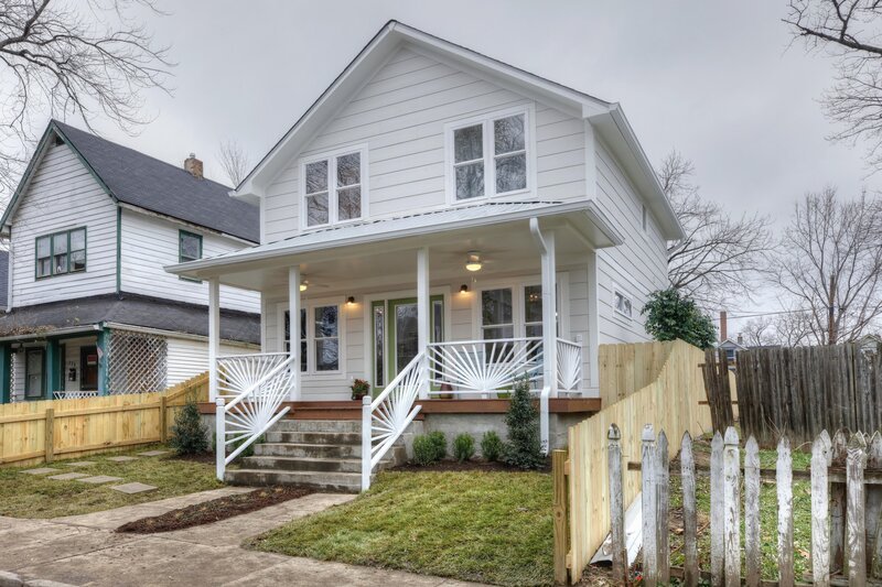 Mina und Karen verwandeln das langweilige Haus zu einem Hingucker in der Nachbarschaft. – Bild: HGTV/​Scripps Networks, LLC. /​ Joe Robbins