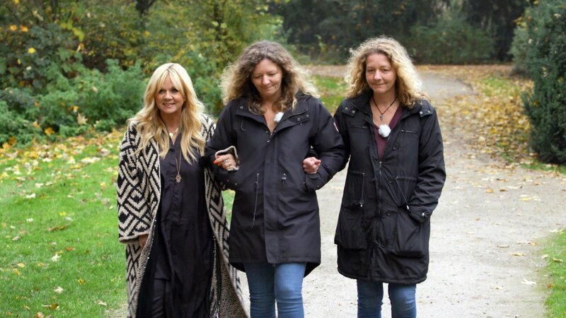 Julia Leischik (l.) mit Nicole und Kathrin – Bild: SAT.1