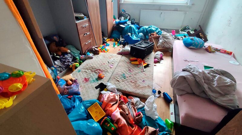 Mehr Gewalt in Familien und eine zunehmende Verwahrlosung – durch Corona hat sich die Lage einkommensschwacher Familien verschärft. Vor allem Kinder sind die Verlierer der Pandemie. Die Mitarbeitenden des Kriseninterventionsteams des Jugendamts Marzahn-Hellersdorf kämpfen trotzdem jeden Tag für das Wohl dieser Kinder. – Bild: mdr/​rbb