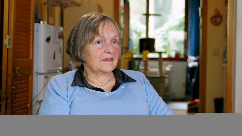 Saskia von Brockdorff, deren Mutter wegen ihrer Mitgliedschaft in der „Roten Kapelle“ 1943 in Berlin-Plötzensee enthauptet wurde. – Bild: HR/​Kick-Film/​Jörg Bundschuh