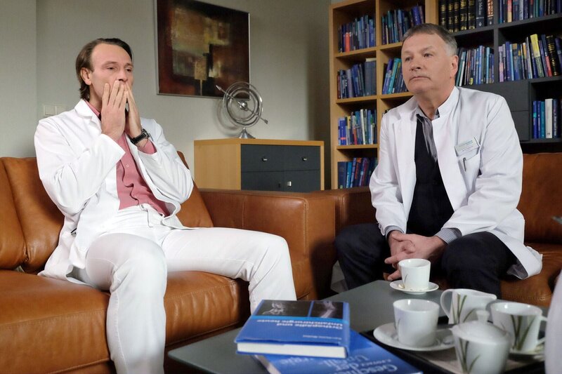 Der 16-jährige leukämiekranke Dominik will sich nicht mehr behandeln lassen. Er ist am Ende seiner Kräfte und will, dass es endlich zu Ende ist. Für Dr. Roland Heilmann (Thomas Rühmann, rechts) und Dr. Martin Stein (Bernhard Bettermann) ist es schwer, aber Roland bittet Martin die Entscheidung des jungen Patienten zu akzeptieren und ab jetzt nur noch palliativ zu behandeln. – Bild: BR/​MDR/​Saxonia Media Filmproduktions GmbH /​ Sebastian Kiss