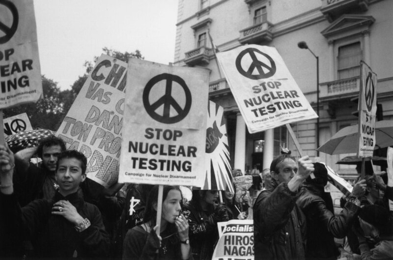 Demonstrators outside the French Embassy in London protesting against French nuclear testing in the Pacific, 5th September 1995. (Photo by Steve Eason/​Hulton Archive/​Getty Images) – Bild: Steve Eason /​ 2008 Getty Images /​ Getty Images /​ Hulton Archive