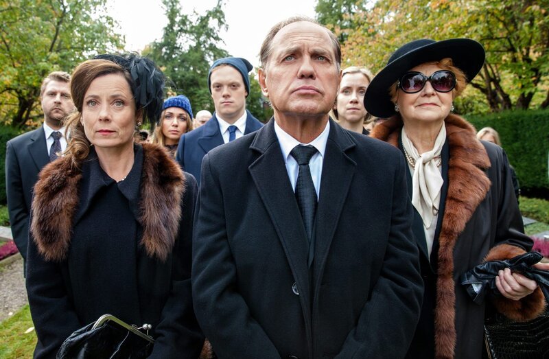 SÜDWESTRUNDFUNK „Labaule & Erben“ – Uwe Ochsenknecht spielt den Erben eines Medienunternehmens. Wolfram Labaule (Uwe Ochsenknecht) mit seiner Familie bei der Beerdigung seines Vaters und Bruders. – Bild: SWR/​Violet Pictures/​Maor Waisburd