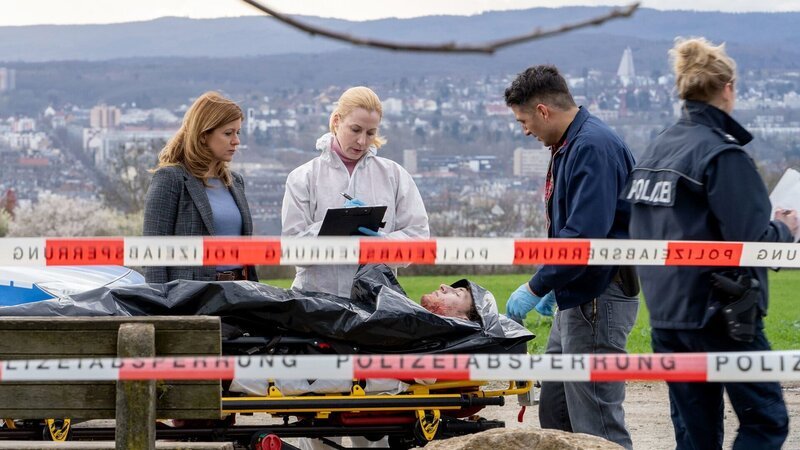 Erste Untersuchung an der Leiche am Tatort: Fiona Coors als Kerstin Klar (hinter, l.), Astrid Posner als Judith Engel (hinter, 2.v.l.), Max Hemmersdorfer als Max Fischer (2.v.r) – Bild: SRF/​ZDF/​Andrea Enderlein
