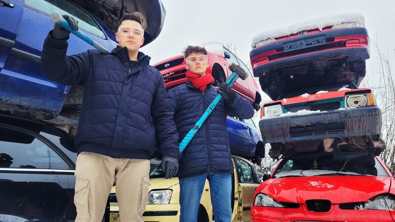 Immer neue Challenges: Gemeinsam mit Freund Robin (l.) dreht Noel Dederichs (r.) sein neues Video auf einem Schrottplatz. – Bild: ZDF