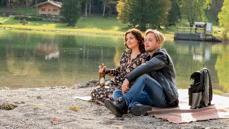 Junge Liebe: Ronja Forcher als Lilli Gruber, Timon Ballenberger als Robert – Bild: SRF/​ZDF/​Erika Hauri